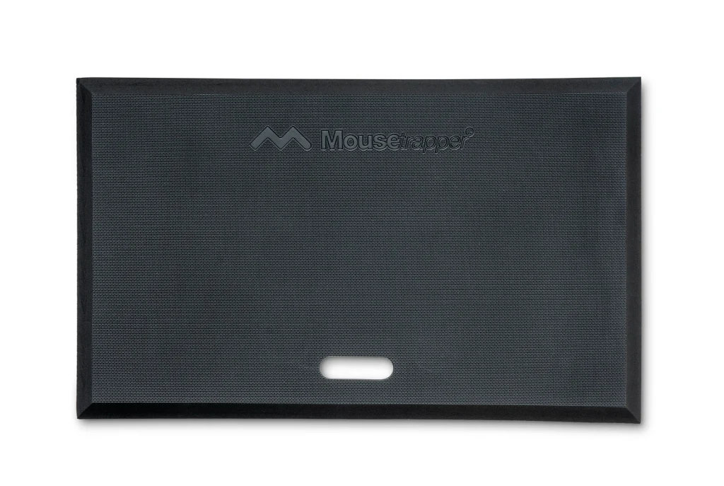 Mousetrapper Active Ståmåtte er en rektangulær, sort touchpad med en struktureret overflade og lille hvid udskæring i bunden. MouseTrapper er præget nær den øverste kant, hvilket forbedrer dets slanke design. - Ergoshop - Ergonomiske kontormøbler til erhverv