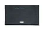Mousetrapper Active Ståmåtte er en rektangulær, sort touchpad med en struktureret overflade og lille hvid udskæring i bunden. MouseTrapper er præget nær den øverste kant, hvilket forbedrer dets slanke design. - Ergoshop - Ergonomiske kontormøbler til erhverv