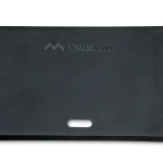 Mousetrapper Active Ståmåtte er en rektangulær, sort touchpad med en struktureret overflade og lille hvid udskæring i bunden. MouseTrapper er præget nær den øverste kant, hvilket forbedrer dets slanke design. - Ergoshop - Ergonomiske kontormøbler til erhverv