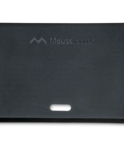 Mousetrapper Active Ståmåtte er en rektangulær, sort touchpad med en struktureret overflade og lille hvid udskæring i bunden. MouseTrapper er præget nær den øverste kant, hvilket forbedrer dets slanke design. - Ergoshop - Ergonomiske kontormøbler til erhverv