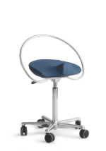 Dynamo InCharge er en moderne kontorstol med et cirkulært sølvstel og blåt sæde, med en krombund og fem styrehjul for nem mobilitet. Dens design er minimalistisk og moderne. - Ergoshop - Ergonomiske kontormøbler til erhverv