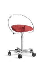 Dynamo InCharge taburetten har et minimalistisk design med et justerbart højdegreb, et rødt sæde og et metallisk cirkulært ryglæn. Den har fem sorte drejehjul for nem mobilitet. - Ergoshop - Ergonomiske kontormøbler til erhverv