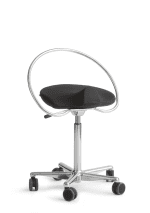 Dynamo InCharge er en moderne kontorstol med et unikt cirkulært metalryglæn, sort polstret sæde, justerbar højde og en krombund med fem hjul for nem mobilitet. - Ergoshop - Ergonomiske kontormøbler til erhverv
