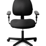 En sort kontorstol med justerbare armlæn, et polstret sæde og et ryglæn. Stolen har en drejelig base med fem drejelige hjul til mobilitet. Designet er enkelt og funktionelt. - Ergoshop - Ergonomiske kontormøbler til erhverv