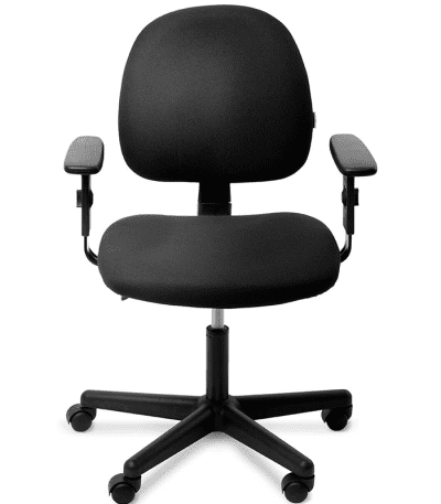 En sort kontorstol med justerbare armlæn, et polstret sæde og et ryglæn. Stolen har en drejelig base med fem drejelige hjul til mobilitet. Designet er enkelt og funktionelt. - Ergoshop - Ergonomiske kontormøbler til erhverv